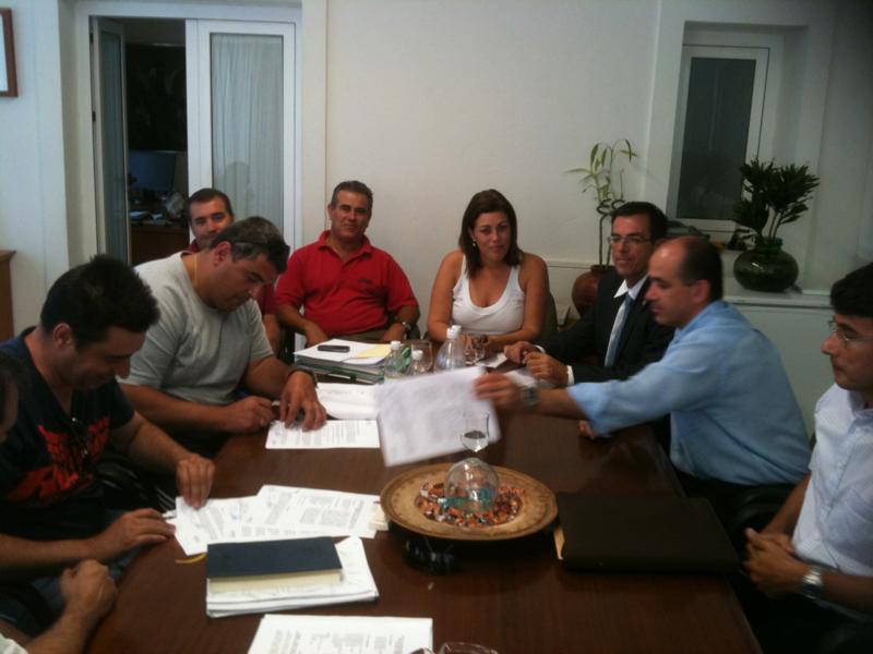 Astrid Pérez y los representantes de los sindicatos, en la firma del acuerdo.