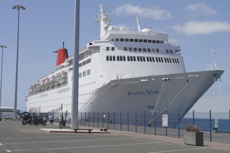 El crucero dejaba el puerto de Arrecife a las 18:45 horas de este jueves.