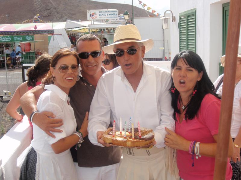 Las hermanas Rivera arropan a Lucas Reyes, Delegado de Spanair en Canarias y al cumpleañero Alejandro Morales, quien cumplió 60 años el día 11 de Septiembre, coincidiendo con la Romería de la Virgen de los Dolores.