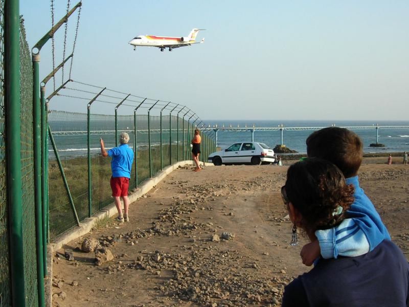 Entrada de una aeronave a la pista del aeropuerto insular.