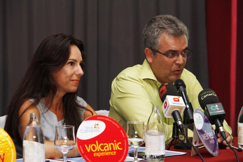 Yolanda Perdomo, viceconsejera de Turismo, y Ángel Domínguez, alcalde Yaiza, durante la presentación del proyecto este martes en Playa Blnca.