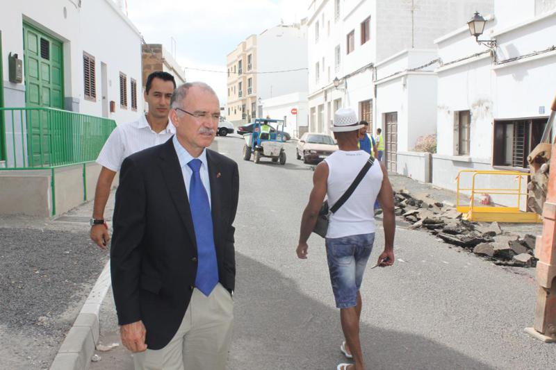 El alcalde durante la visita a los barrios este miércoles.