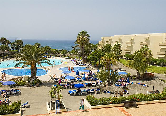 El turista siempre se hospeda en el mismo hotel en Playa Blanca.
