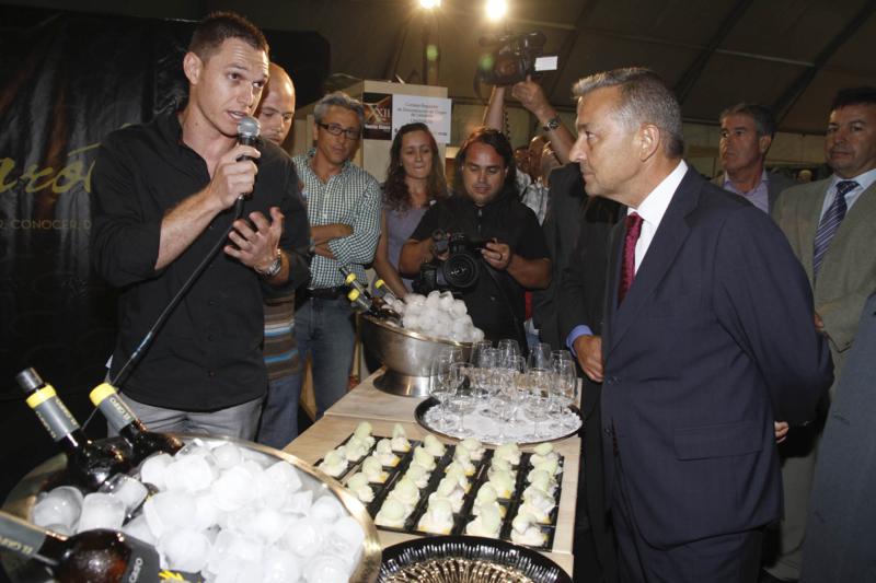 El presidente de Canarias durante el recorrido por la Feria.
