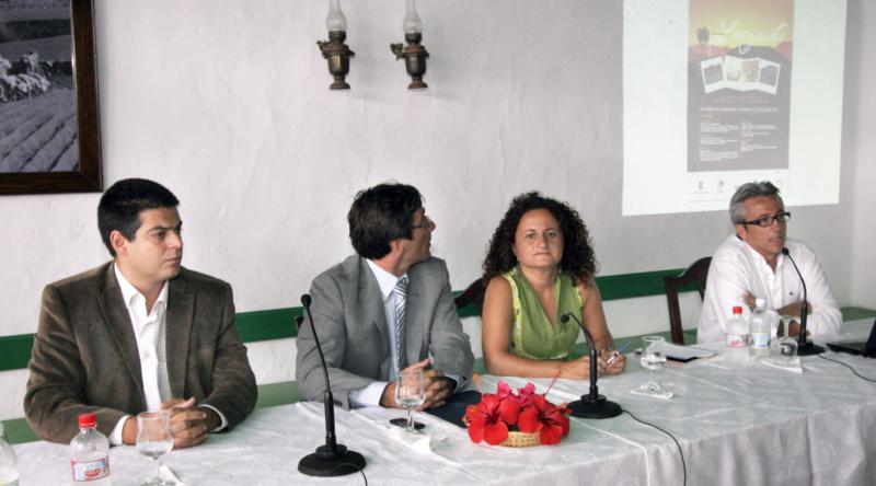 Pedro San Ginés y Nereida Pérez acompañaron a Javier Betancort en la presaentación del stand.