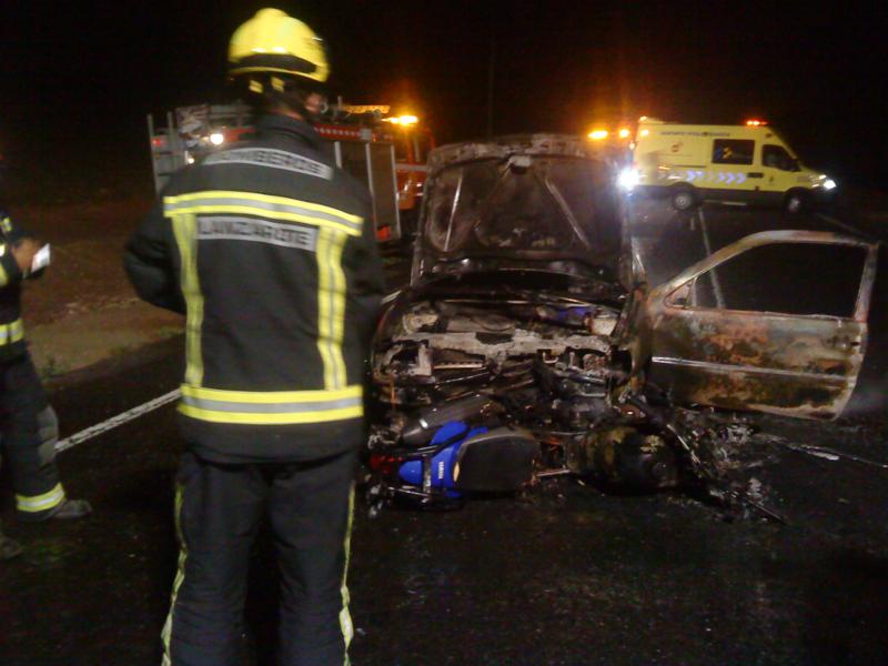 Estado en el que quedaron el coche y la motocicleta tras el choque.