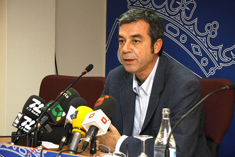 Carlos Espino, en una rueda de prensa, cuando era consejero de los Centros Turísticos.