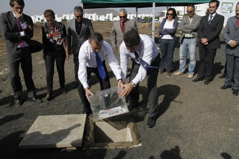 El presidente de Canarias y el alcalde de Teguise colocan la primera piedra.