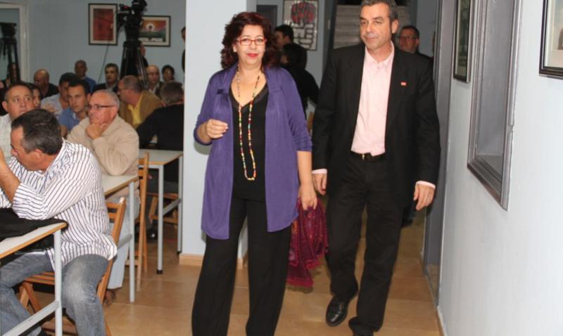 Manuela Armas, llegando el viernes a la reunión de la Ejecutiva insular, junto a Carlos Espino.