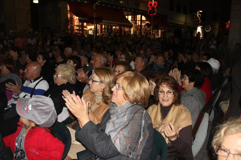 Mujeres y hombres gozaron con la música en una noche de maravilla.