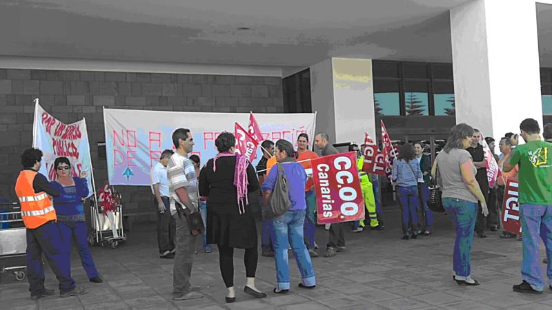 Concentración de trabajadores en el aeropuerto.