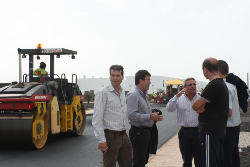 Representantes municipales atienden las demandas de los vecinos de la zona.