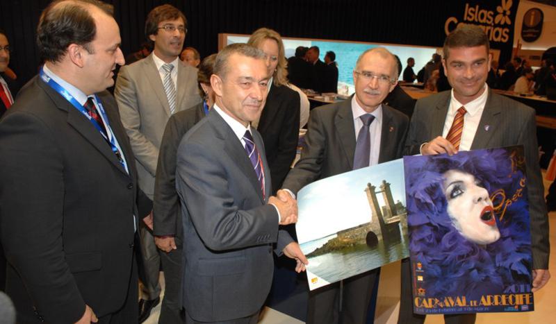 Cándido Reguera, junto a Paulino Rivero y otras autoridades, en Fitur.