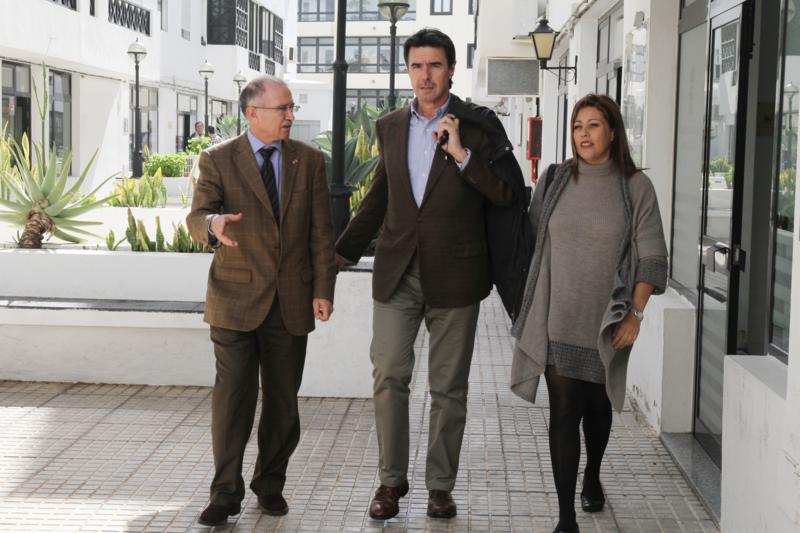 Cándido Reguera, José Manuel Soria y Astrid Pérez, este martes, en Arrecife.