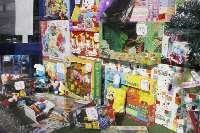 El escaparate de una juguetería de Arrecife, el día previo a Reyes.