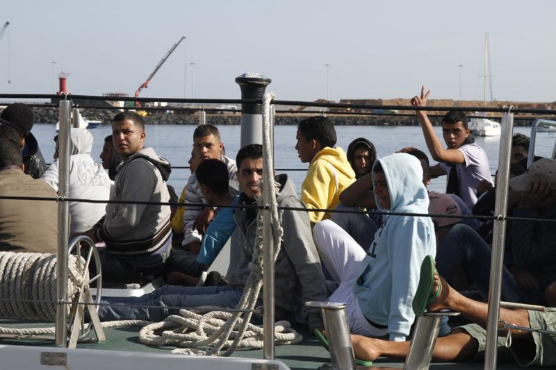 Los inmigrantes, en su arribo a Puerto Naos en la patrullera de la Guardia Civil, este miércoles.