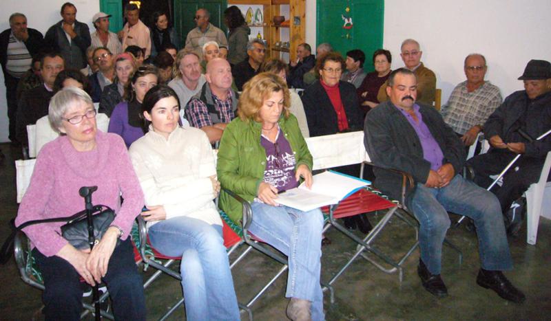 Reunión de vecinos y representantes del Ayuntamiento de Yaiza, este viernes.