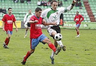 Vladimir disputa un balón en un partido de la UD Lanzarote ante el Mérida, en el año 2009.