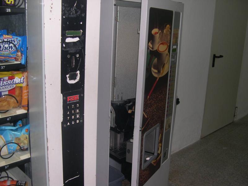 La máquina dispensadora forzada por la joven para robar su recaudación.