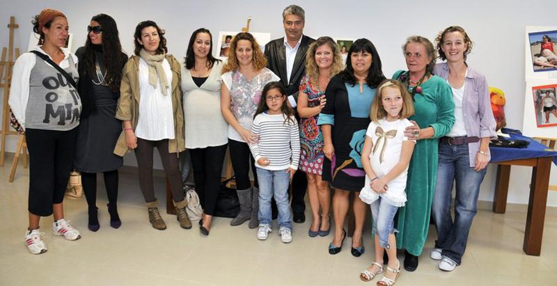 Las mujeres que exponen sus obras, junto a las autoridades municipales.