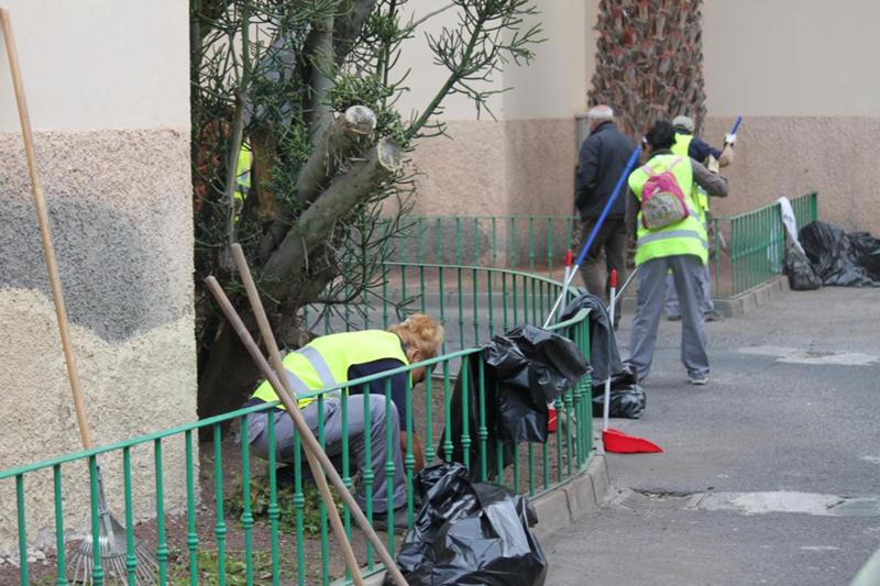 Tareas de limpieza en el barrio Los Alonso, este lunes.