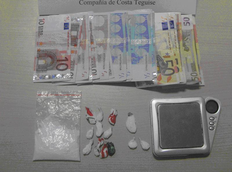 Droga, dinero y otros elementos que se incautaron en el operativo.