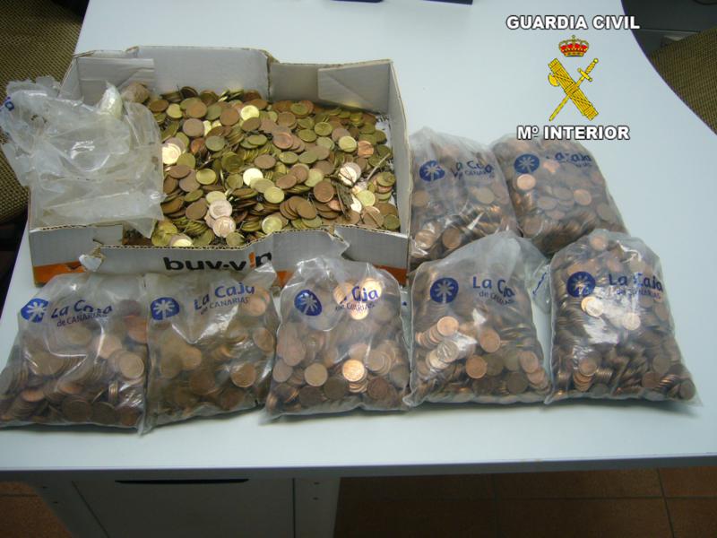 Monedas que habían sido sustraídas de la vivienda y fueron recuperadas por la Guardia Civil.