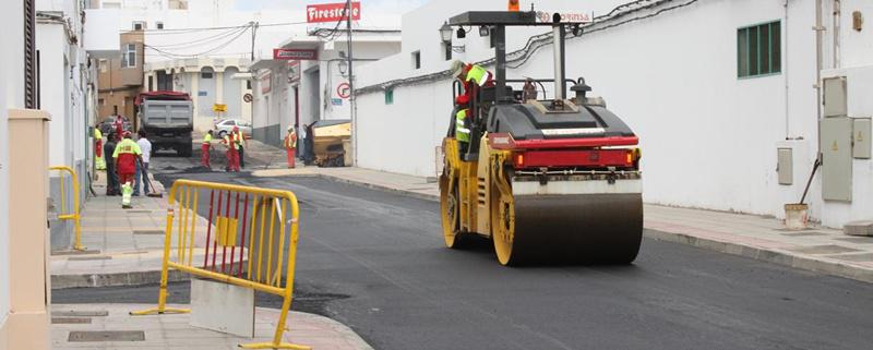 Inicio de los trabajos de asfaltado en la calle La Azaña, este lunes.