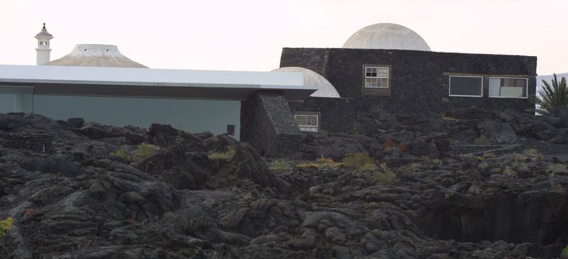 La Casa de las Cúpulas, de la Fundación César Manrique, en medio de lava volcánica.
