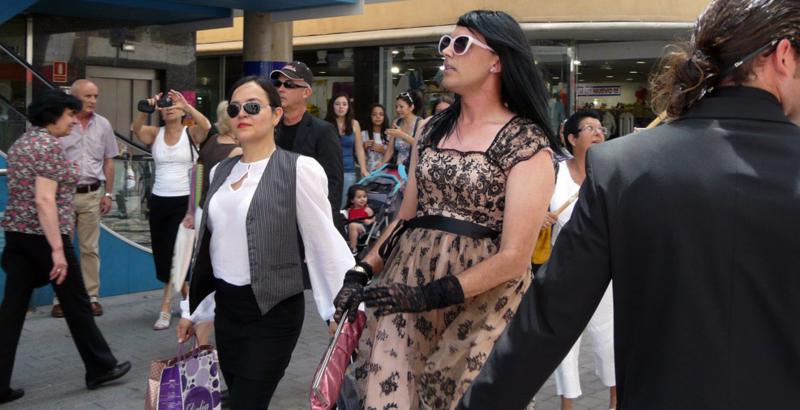 Una mujer personificando la corrupción, en el centro de Arrecife, en un acto de AC25-M.