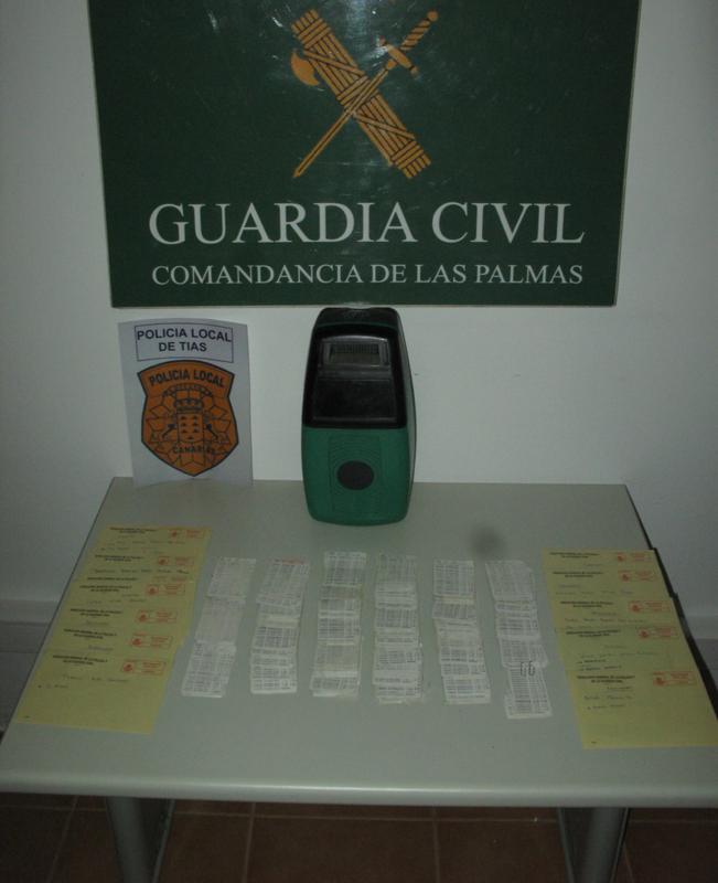 La máquina y los bonos falsos incautados.