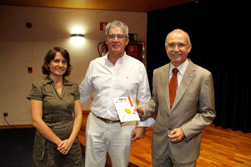 El autor (centro) en el acto de presentación del libro con representantes del Ayuntamiento de Arrecife.