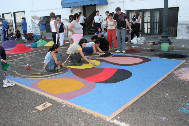 Los ciudadanos se esmeran en la elaboración de las alfombras de sal.