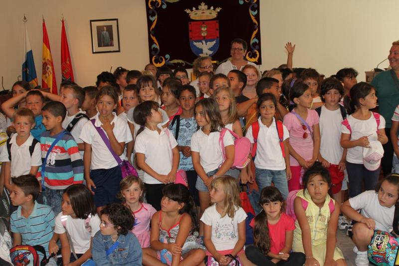 Niños de visita en el Ayuntamiento de Arrecife.