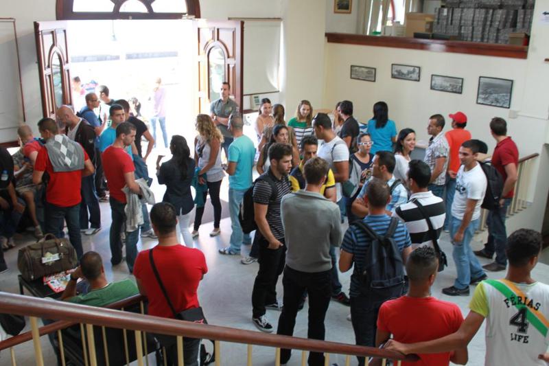 Los opositores se acercaron al Ayuntamiento para conocer los resultados de las pruebas.