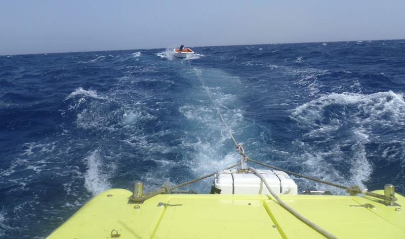 La lancha que estaba a la deriva es remolcada por la embarcación de Emerlan.