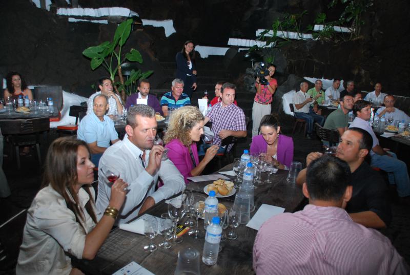 Periodistas y otros invitados degustaron los vinos en Jameos del Agua.