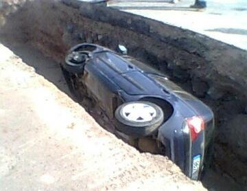 Así quedó el coche, dentro de la zanja, frente al Cabildo.