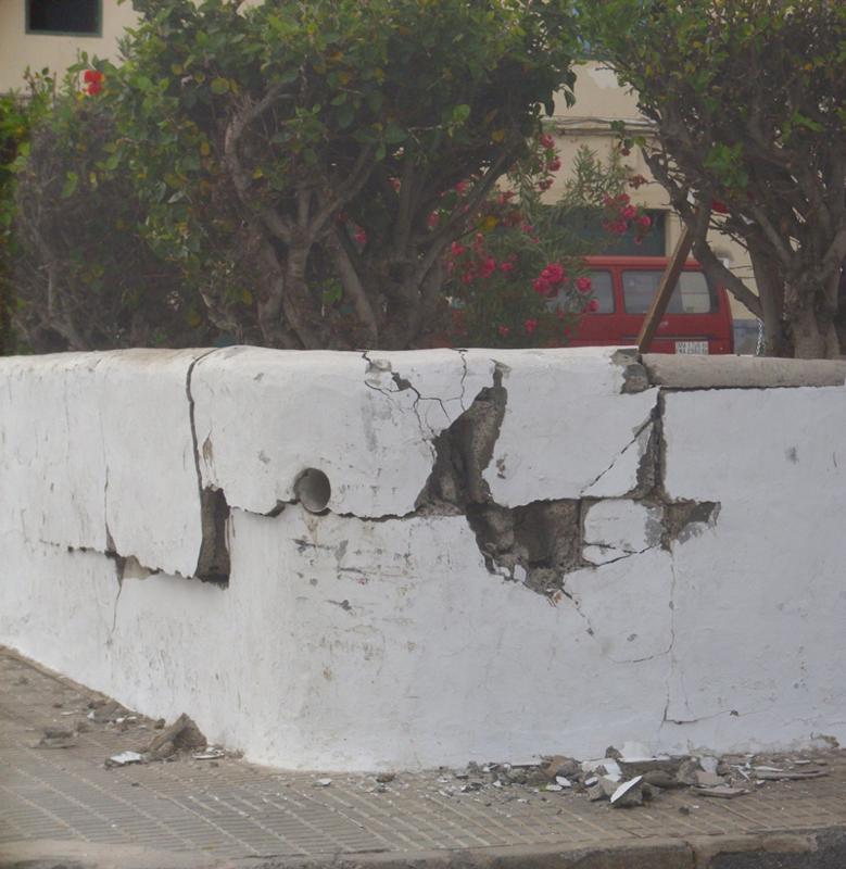 Estado en el que quedó el muro del parque infantil.