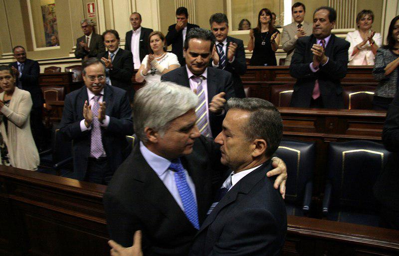 Rivero es felicitado José Miguel Pérez tras ser reelegido presidente; detrás, entre quienes aplauden, el lanzaroteño David de la Hoz.