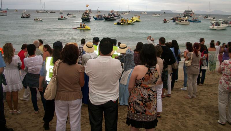 Un momento de la procesión marítima en Playa Blanca, el domingo día 17.