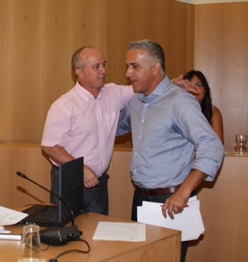 El alcalde Pancho Hernández y el ya ex concejal Pedro Calero, en el pleno del martes.