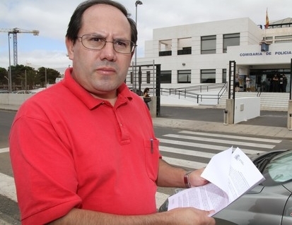 José Morales, frente a la Comisaría de Arrecife.