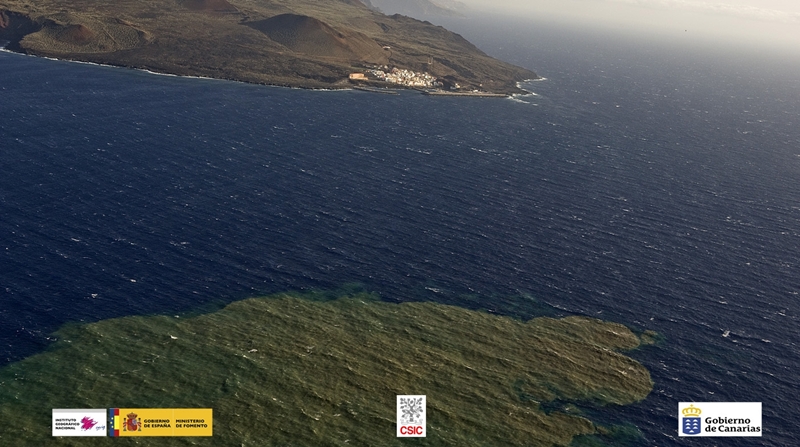 Imagen de la mancha de origen volcánico captada este jueves en el litoral de El Hierro.