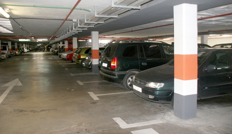 Interior del parking Islas Canarias.