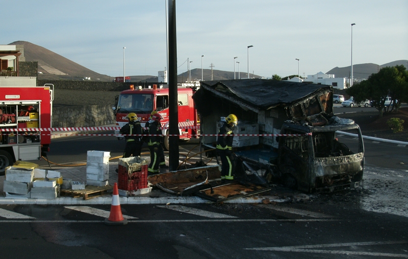 El camión incendiado.