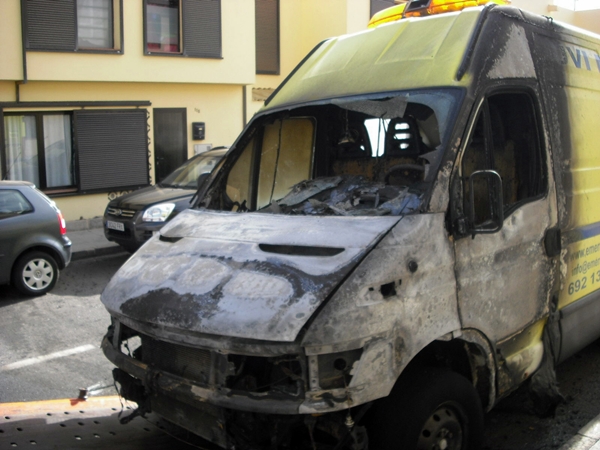 Imagen de la UVI Móvil calcinada en Argana Alta