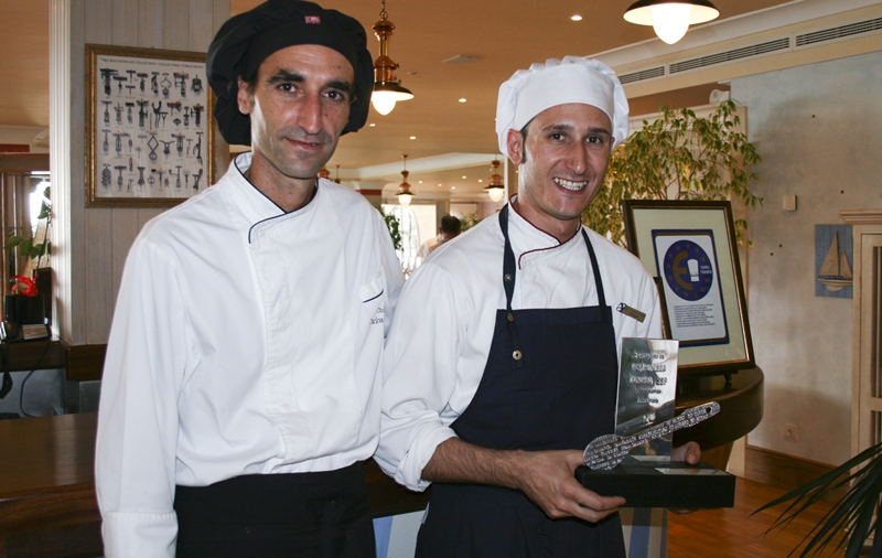Paolo Soggiu, chef de Isla de Lobos, con Carlos Pérez, chef ejecutivo del hotel Princesa Yaiza, con el premio a la mejor gastronomía canaria.