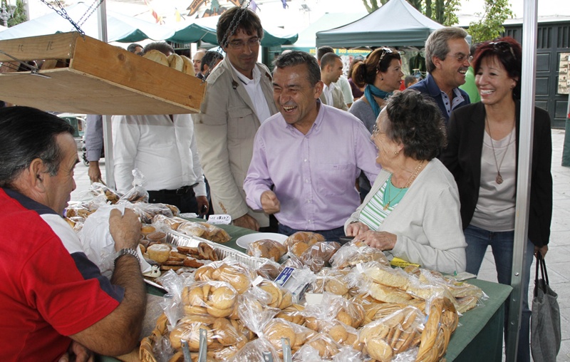 Los dirigentes de CC, en su visita al mercadillo de Haría, este sábado.