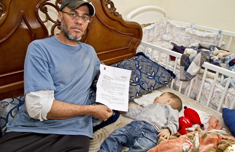 Khalid Bihh y su hijo, en una de las casas ocupadas en La Destila.